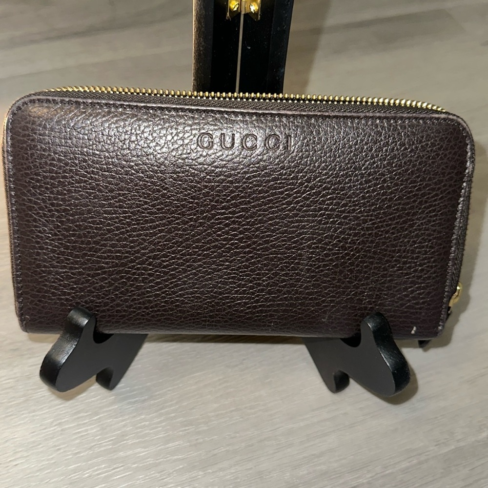 Brown Gucci zippy wallet with gold hardware used condition but really pretty
